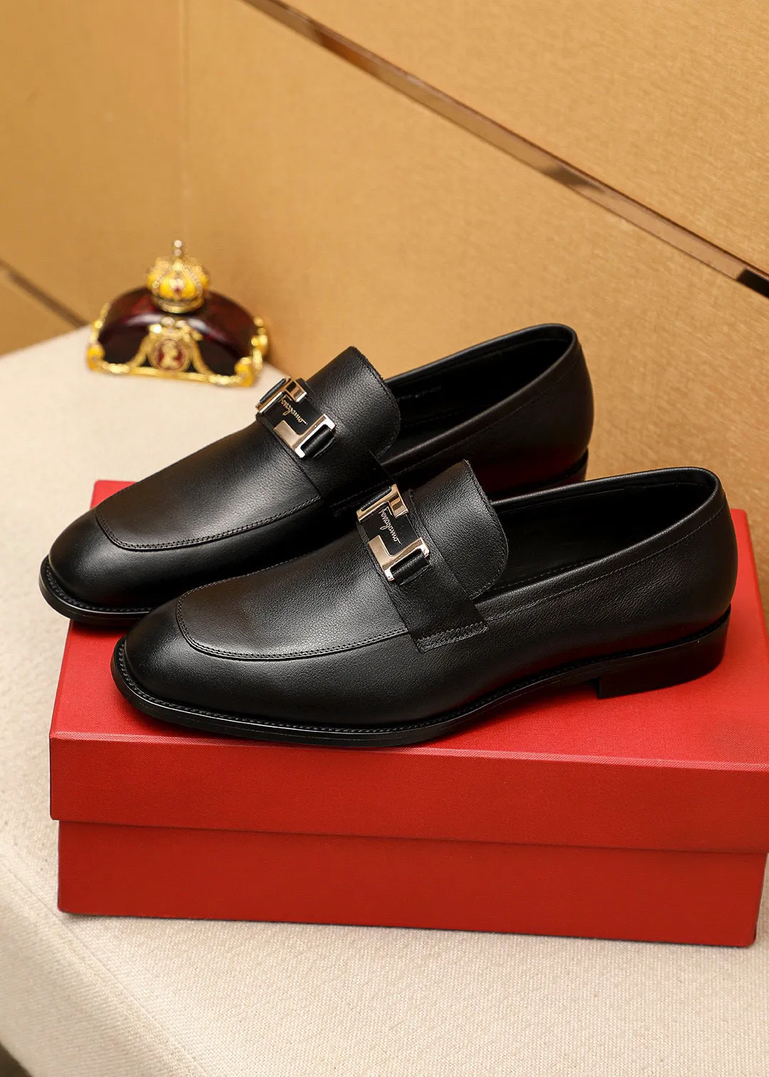 Men's shoes 💰460 💐 Product trademark: Ferragamo "Ferragamo" casual leather shoes Regular size: 38-44 (45.46🉑️customized) Product materials: Selected imported first-layer calfskin upper + luxury hardware buckle, imported water-dyed cowhide leather lining. Strong three-dimensional visual effect, original rubber outsole Color: 2⃣️colors available